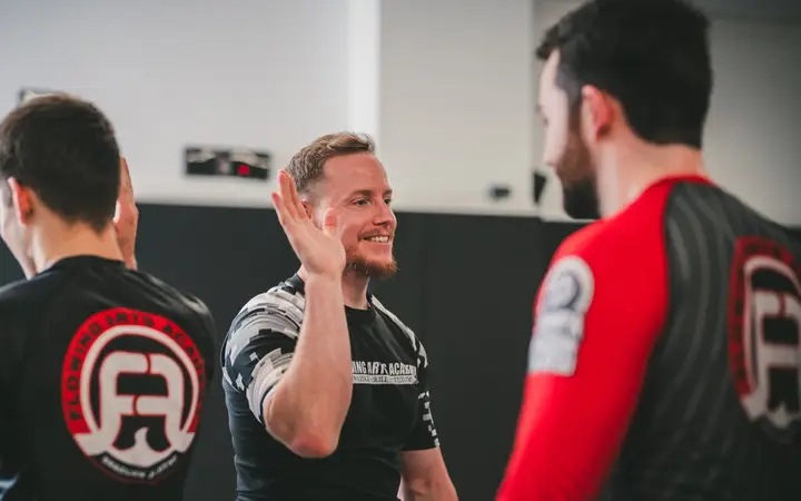 Ein Coach klatscht nach dem Training mit seinen Schülern ab
